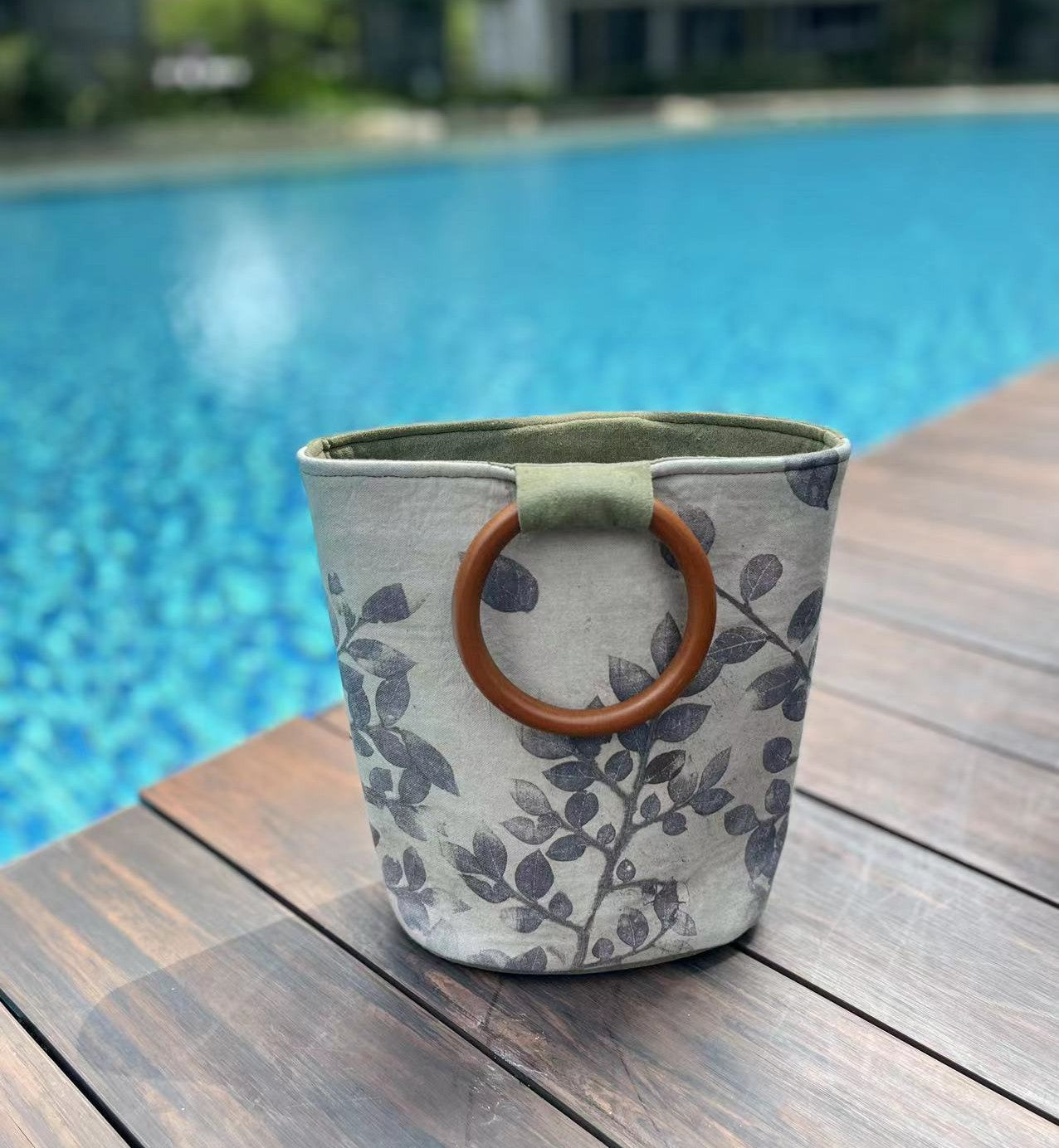 Natural eco dyeing bucket bag within the real leaves thermal transfer fabric. Natural perilla light green dyeing handle bag with solid wood handles.