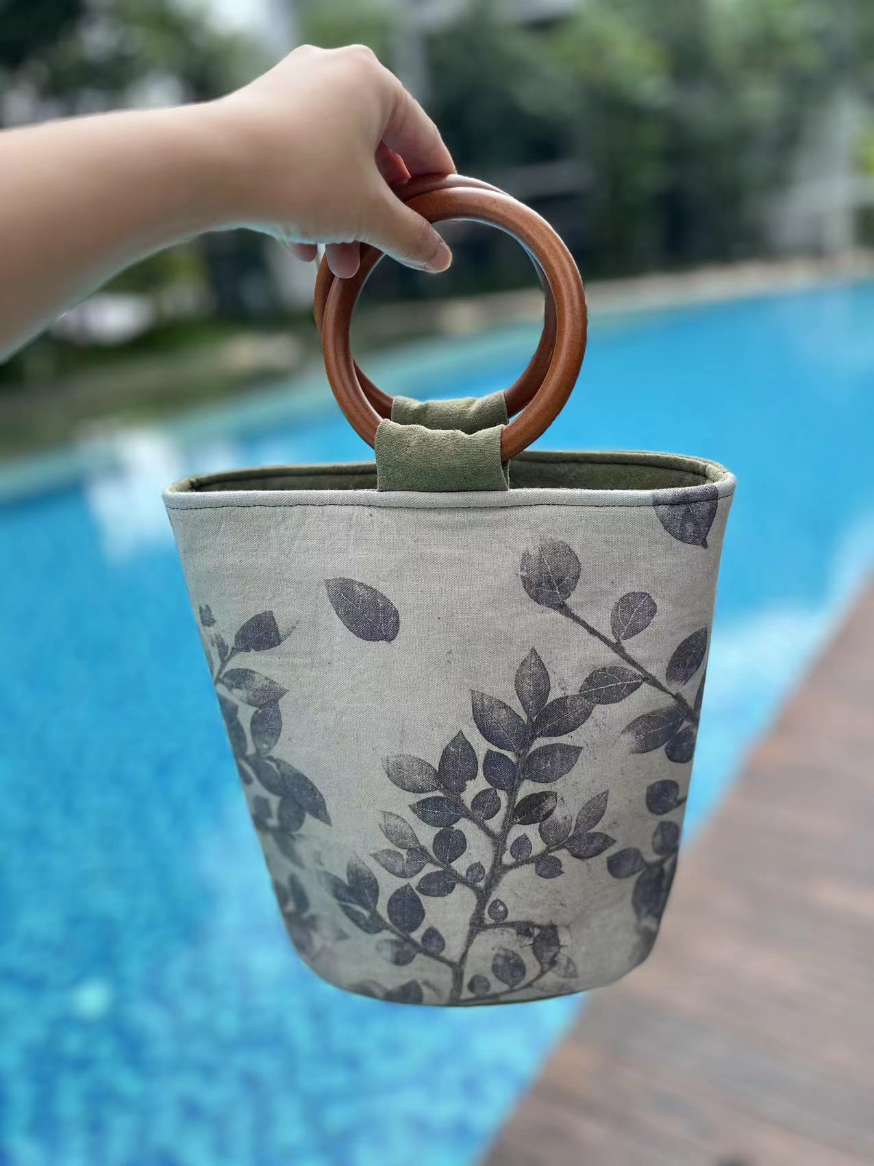 Natural eco dyeing bucket bag within the real leaves thermal transfer fabric. Natural perilla light green dyeing handle bag with solid wood handles.
