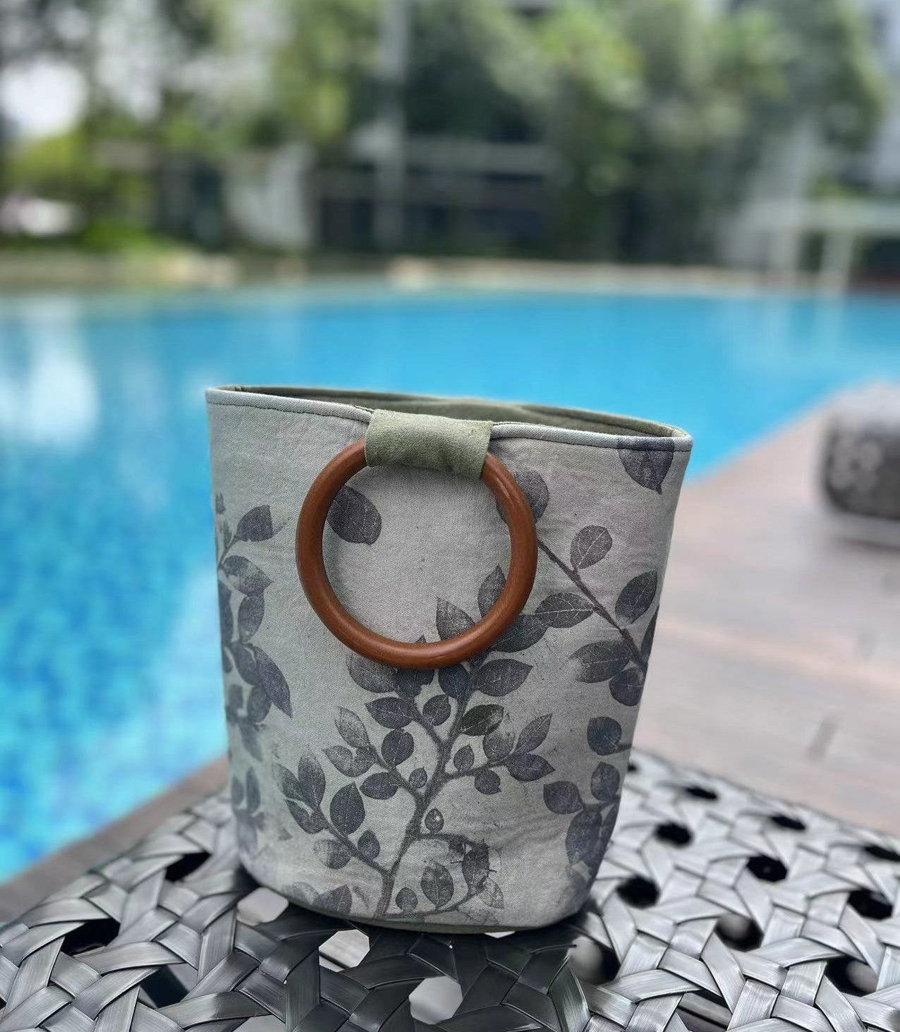 Natural eco dyeing bucket bag within the real leaves thermal transfer fabric. Natural perilla light green dyeing handle bag with solid wood handles.