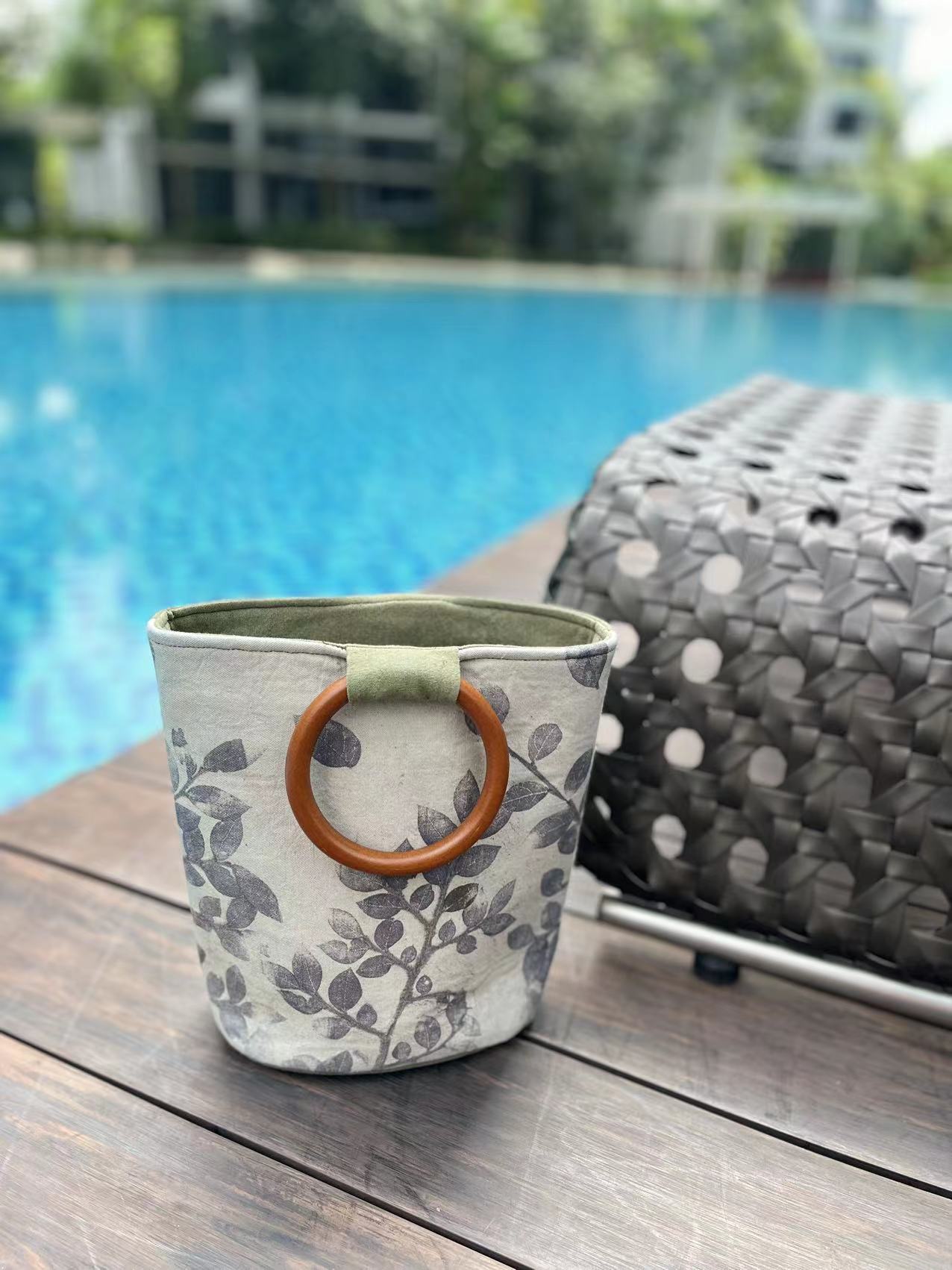 Natural eco dyeing bucket bag within the real leaves thermal transfer fabric. Natural perilla light green dyeing handle bag with solid wood handles.