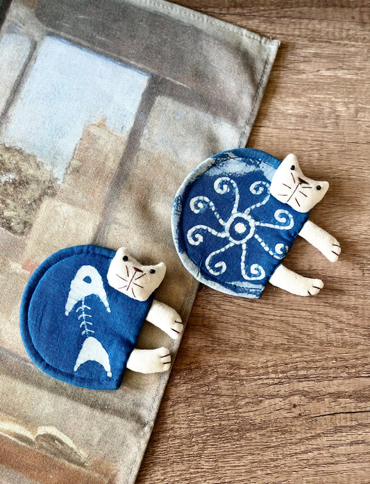 Pretty hand-sewing cat coaster in indigo batik fabric. Natural indigo batik textiles kitten coaster. A lovely birthday gift for friends!