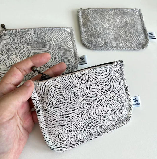 Fancy indigo wavy coin/ card/ lipstick zipper pouch in Japanese indigo fabric. Practical and unique handmade purse in size 13cm*9cm.