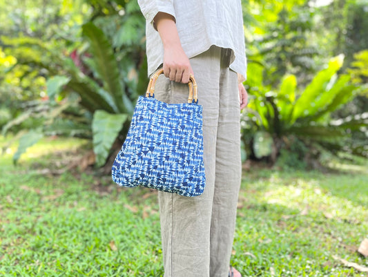 Tie dye fan-shaped handbag with bamboo handles. Indigo shibori tote bag / wrist bag. A vintage gift for her!