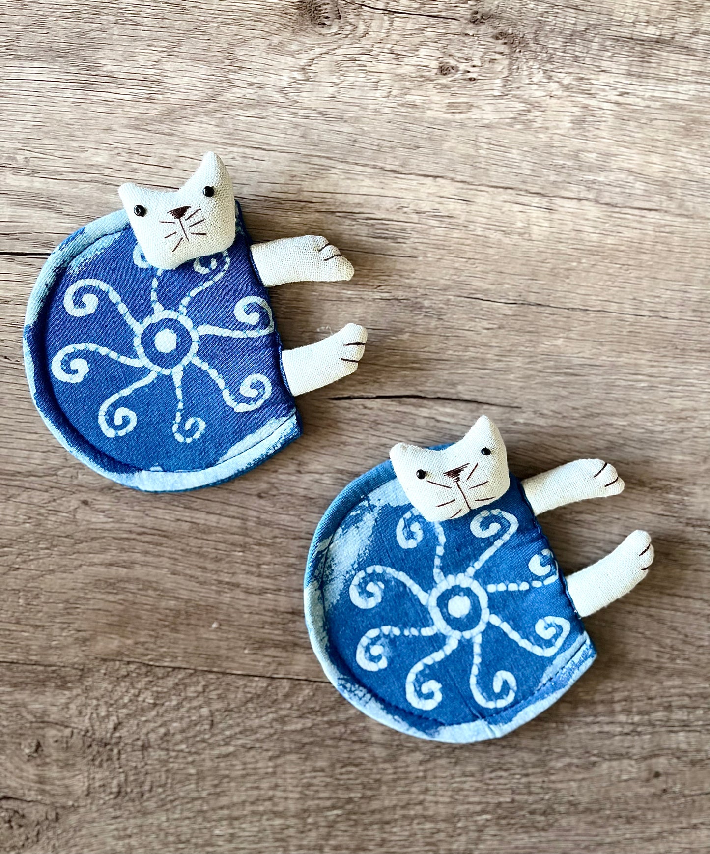 Pretty hand-sewing cat coaster in indigo batik fabric. Natural indigo batik textiles kitten coaster. A lovely birthday gift for friends!