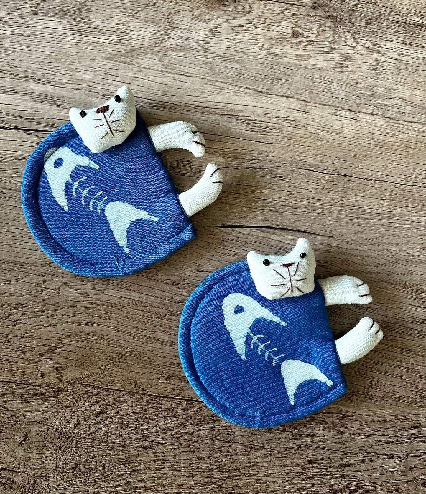 Pretty hand-sewing cat coaster in indigo batik fabric. Natural indigo batik textiles kitten coaster. A lovely birthday gift for friends!