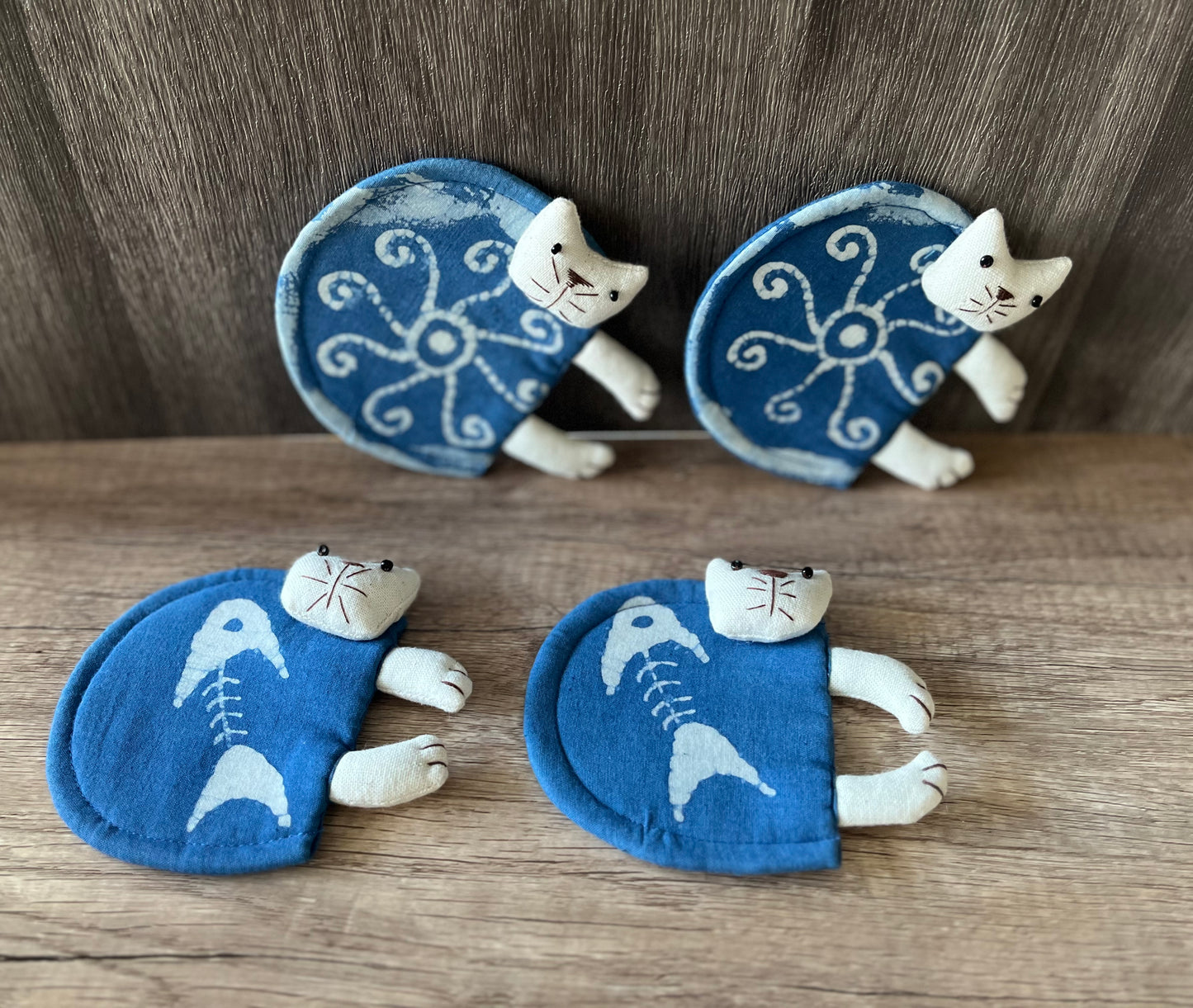 Pretty hand-sewing cat coaster in indigo batik fabric. Natural indigo batik textiles kitten coaster. A lovely birthday gift for friends!