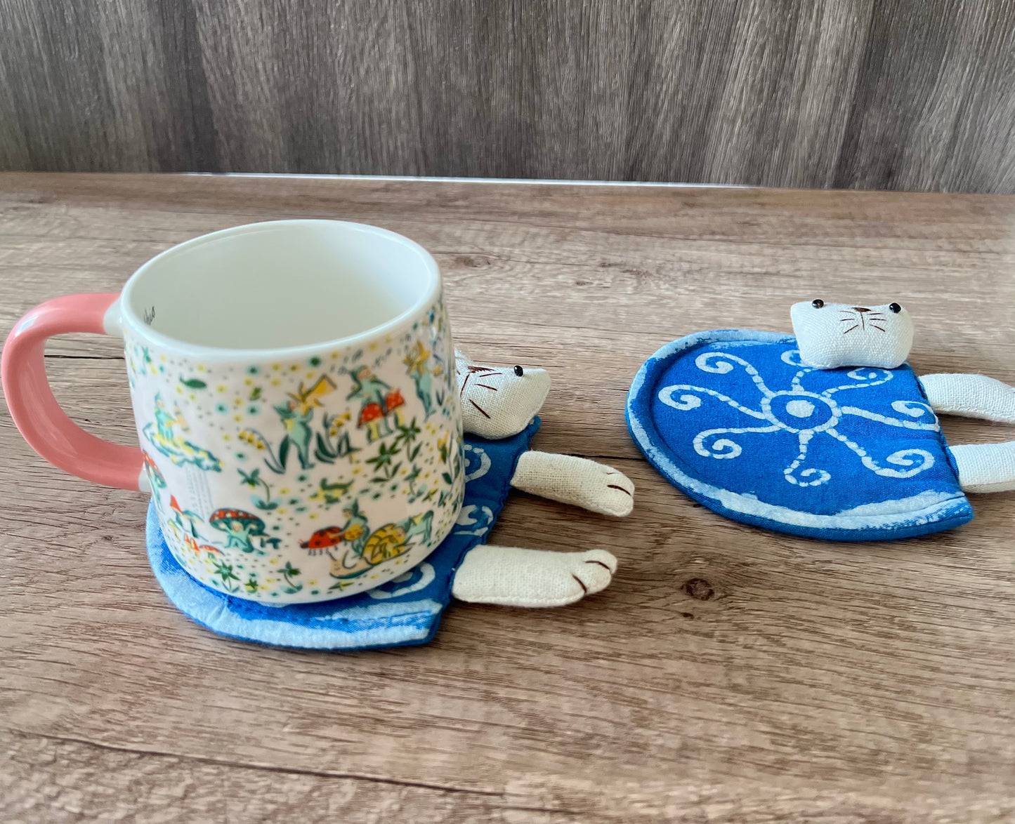 Pretty hand-sewing cat coaster in indigo batik fabric. Natural indigo batik textiles kitten coaster. A lovely birthday gift for friends!