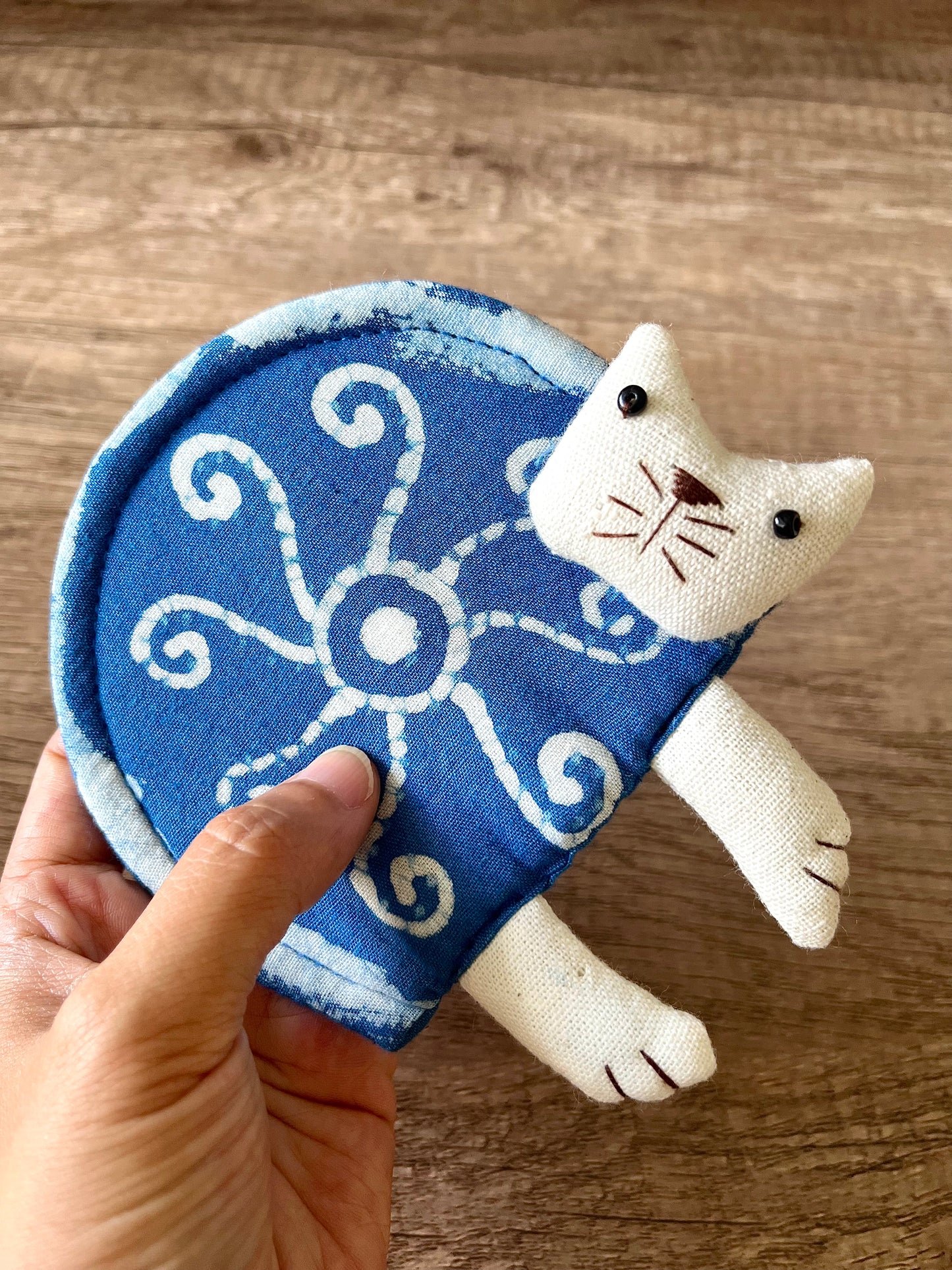 Pretty hand-sewing cat coaster in indigo batik fabric. Natural indigo batik textiles kitten coaster. A lovely birthday gift for friends!