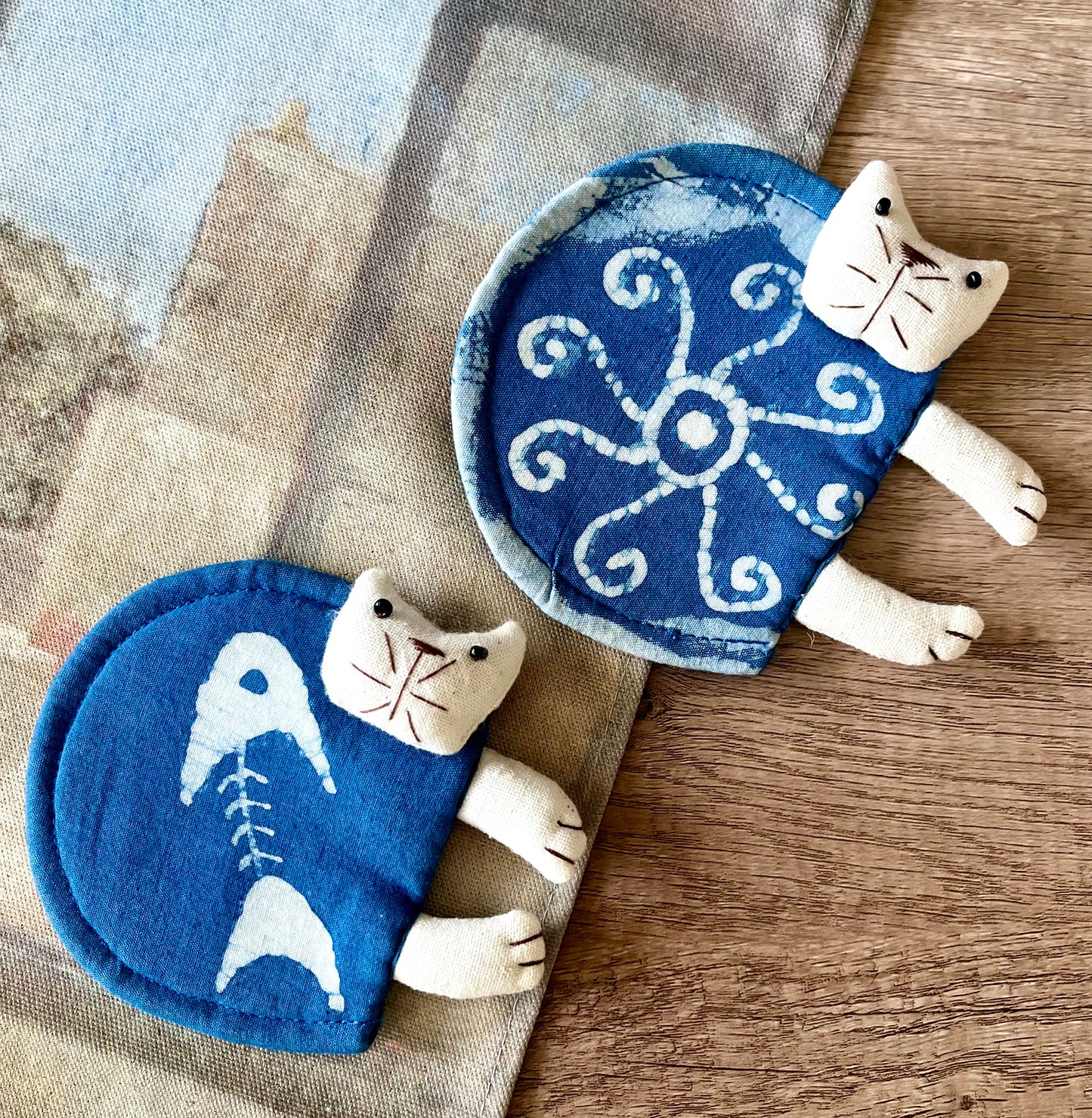 Pretty hand-sewing cat coaster in indigo batik fabric. Natural indigo batik textiles kitten coaster. A lovely birthday gift for friends!